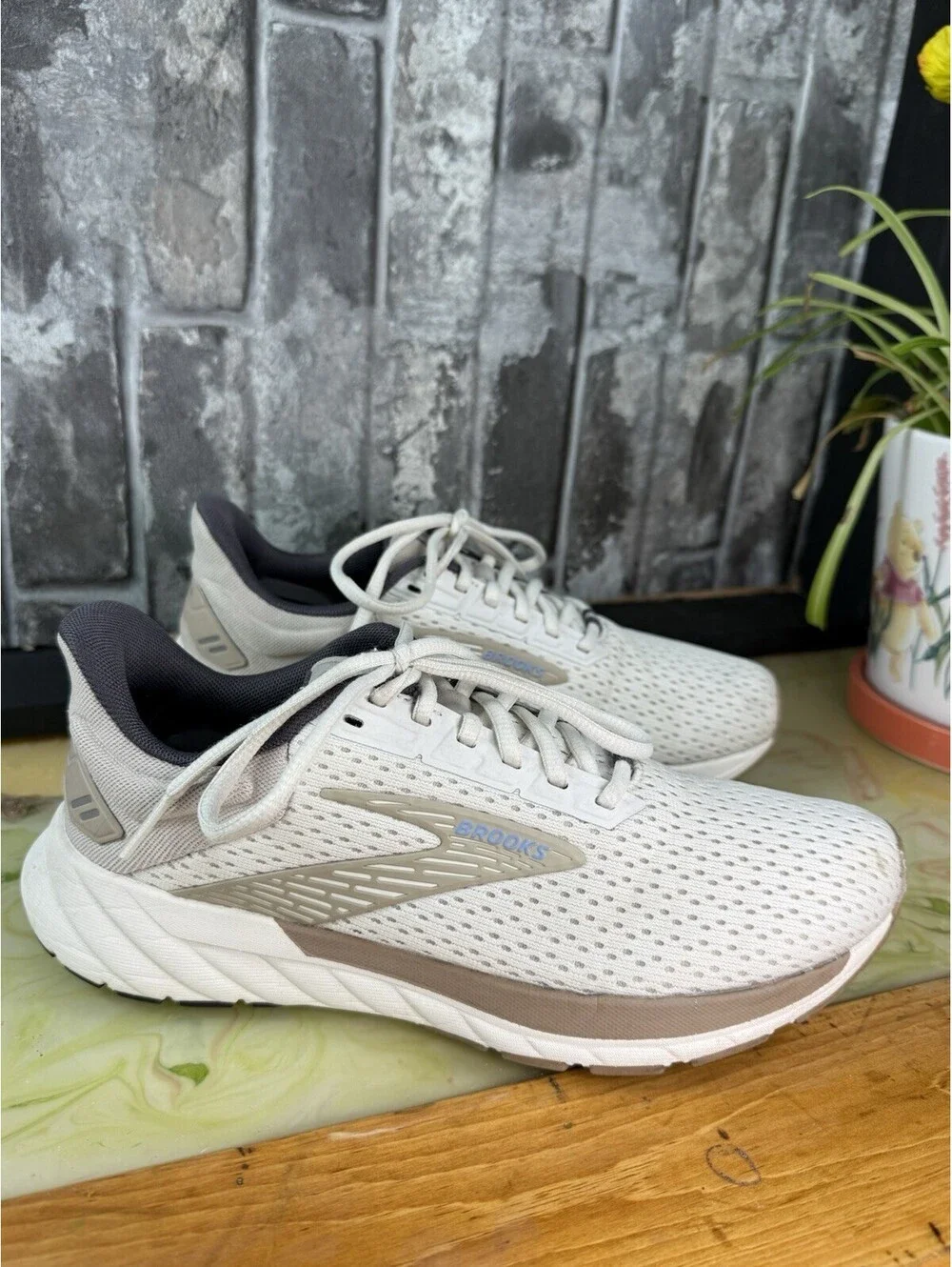 Brooks 1204031B131 Women’s White/Gray/Beige Low Top Lace-Up Logo Mesh Rubber